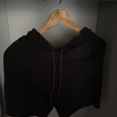Short con cappuccio neri