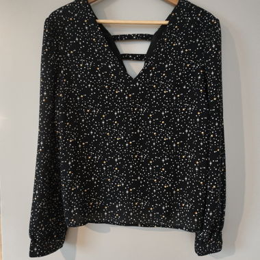 Schwarze Bluse mit Sternen und V‑Ausschnitt