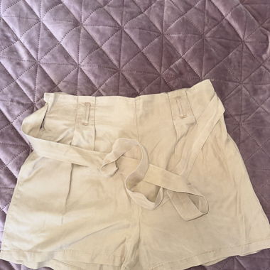 Kurze Stoffhose beige
