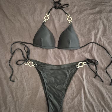 Ensemble de bikini noir avec anneaux scintillants