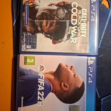 Lotto giochi PS4 FIFA 22 e Call of Duty cold war 