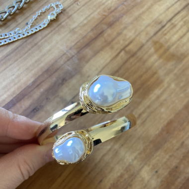 Golden summer armring with white pearl