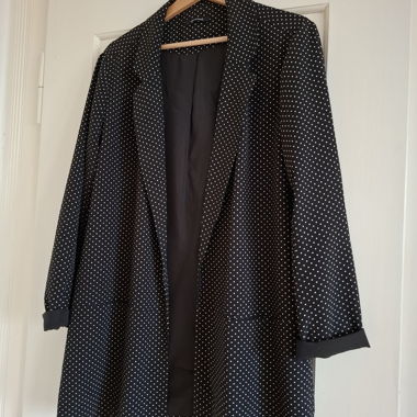 Lange gepunktete Jacke