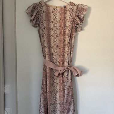 Kleid mit Schlangenmuster in Rosa