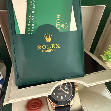 Uhrenset am Handgelenk im Rolex-Stil
