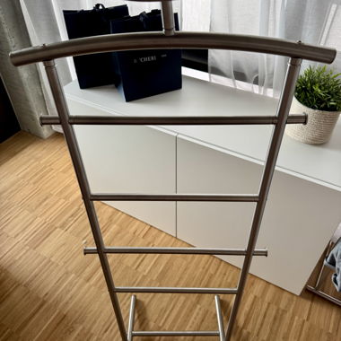 Porte-vêtements sur pied