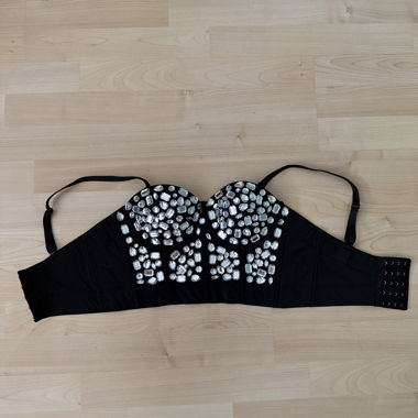 Top nero con strass