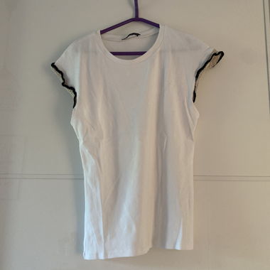 White T-shirt with lace sleeves