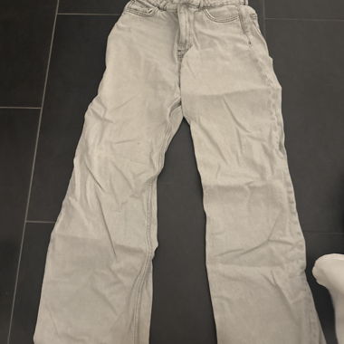 Graue  Jeanshose mit weitem Bein