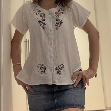 Weiss bestickte Bluse