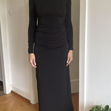 Schwarzes Kleid mit offenem Rücken