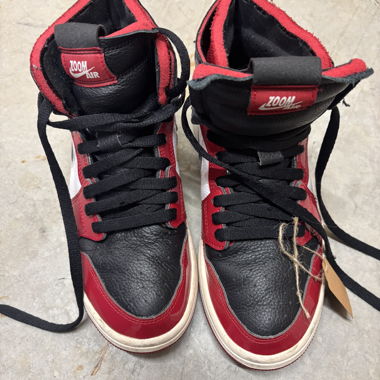 Nike Jordan rouge et noir 