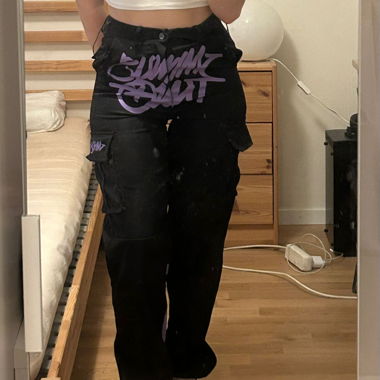 Schwarze Violette Cargo-Hose