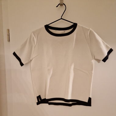 Kurzes T-Shirt weiss mit schwarzen Details
