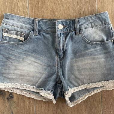 Shorts mit süssen Spitzendetails