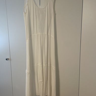 Robe blanche sans manches