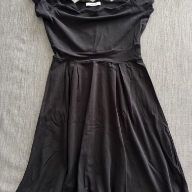 Robe noire évasée en forme