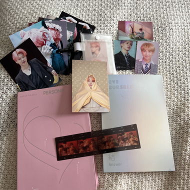 Persona, Love Yourself Alben mit Sammelfotos