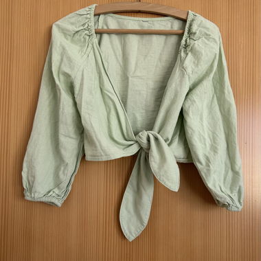 Blusa verde chiaro annodata sul davanti