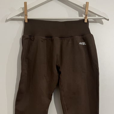 Leggings AYBL brun foncé avec Bootyscrunch