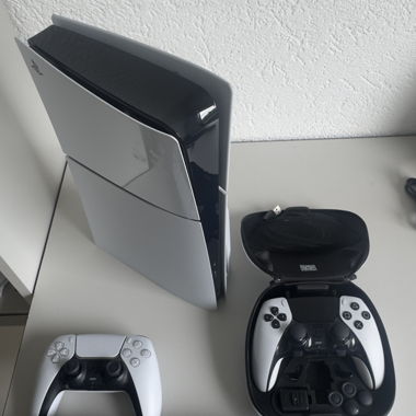 Console Sony PlayStation 5 Slim avec 4 manettes