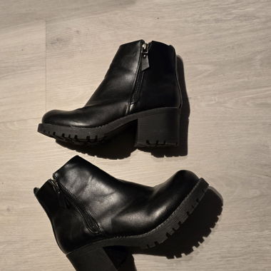 mini boots heel
