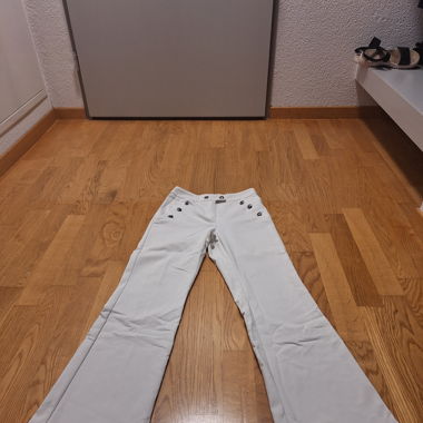 Fancy weisse Hose mit silbrigen Knöpfen