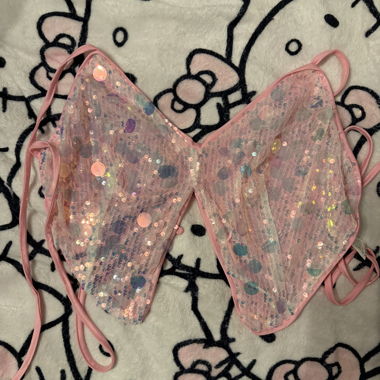 Top rosa con paillettes e lacci
