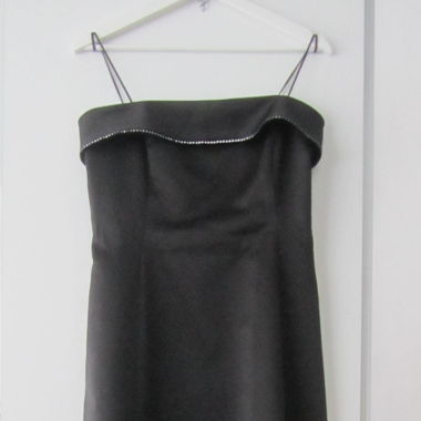 Robe longue noire en satin avec corset