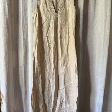 Abito beige senza maniche