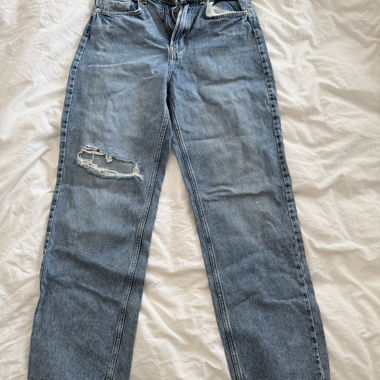 Jeans mom azzurri chiaro con strappo