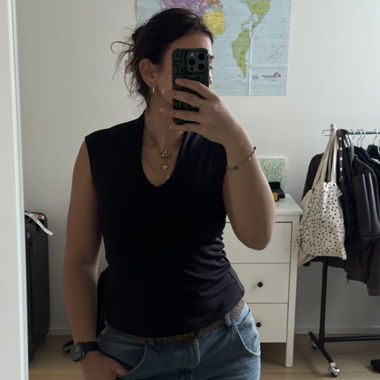 Black sleeveless vest top 