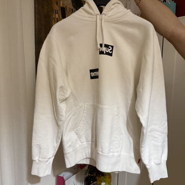Felpa bianca con cappuccio Supreme e Comme des Garçons