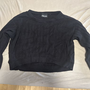 schwarzer Pullover