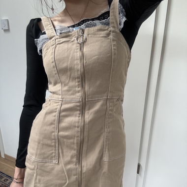 Mini abito salopette in denim beige
