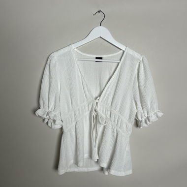 Niedlicher Top in Weiss mit Bindeband vorne