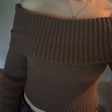Schulterfreier Pullover in Braun