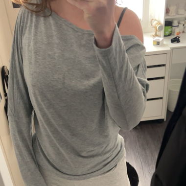 Sweat à capuche épaules dénudées