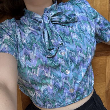 Blusa corta vintage in raso con collo a fiocco