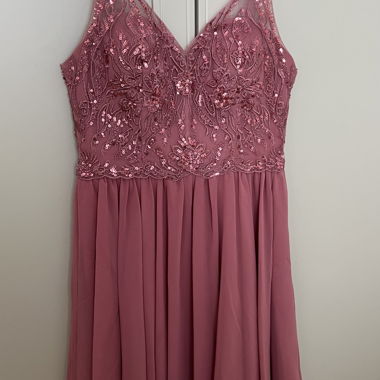 Abito da cocktail corto elegante rosa – ideale per gli invitati al matrimonio.