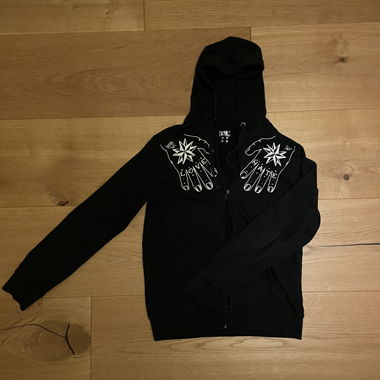 Schwarzer Zip-Hoodie mit Tattoo-Print