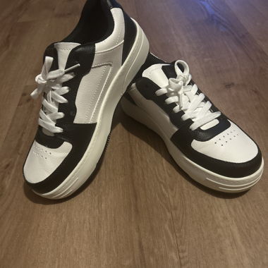 Baskets noires et blanches de Pull&Bear