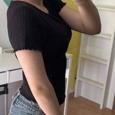 Schwarzes geripptes T-Shirt