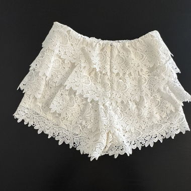 Weisse Blümchen-Shorts Gr. XS von Zara