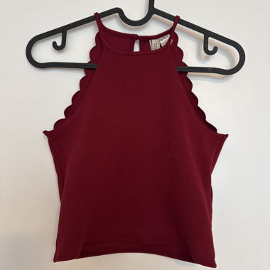 Rotes Neckholder-Top