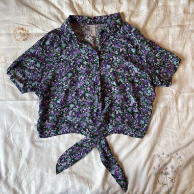 Blusa floreale con fiocco