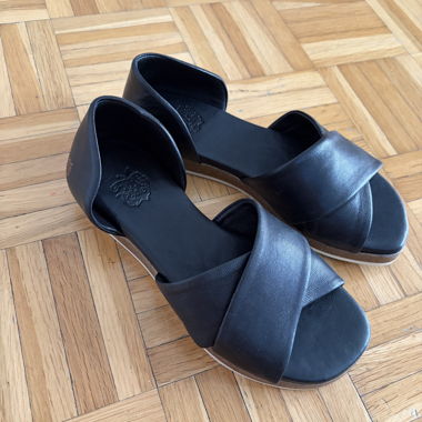 Sandali neri in pelle con zeppa