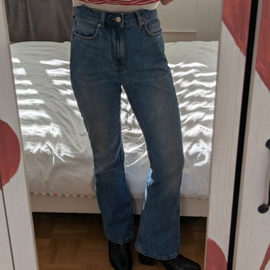 Flared-Jeans in mittlerem Blau
