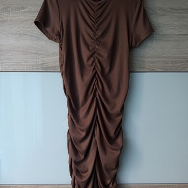 Robe marron froncée