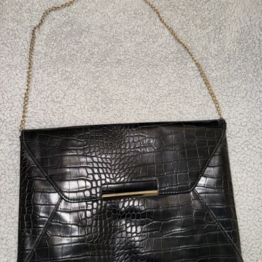 Schwarze Clutch im Krokodilleder-Effekt mit goldener Kette